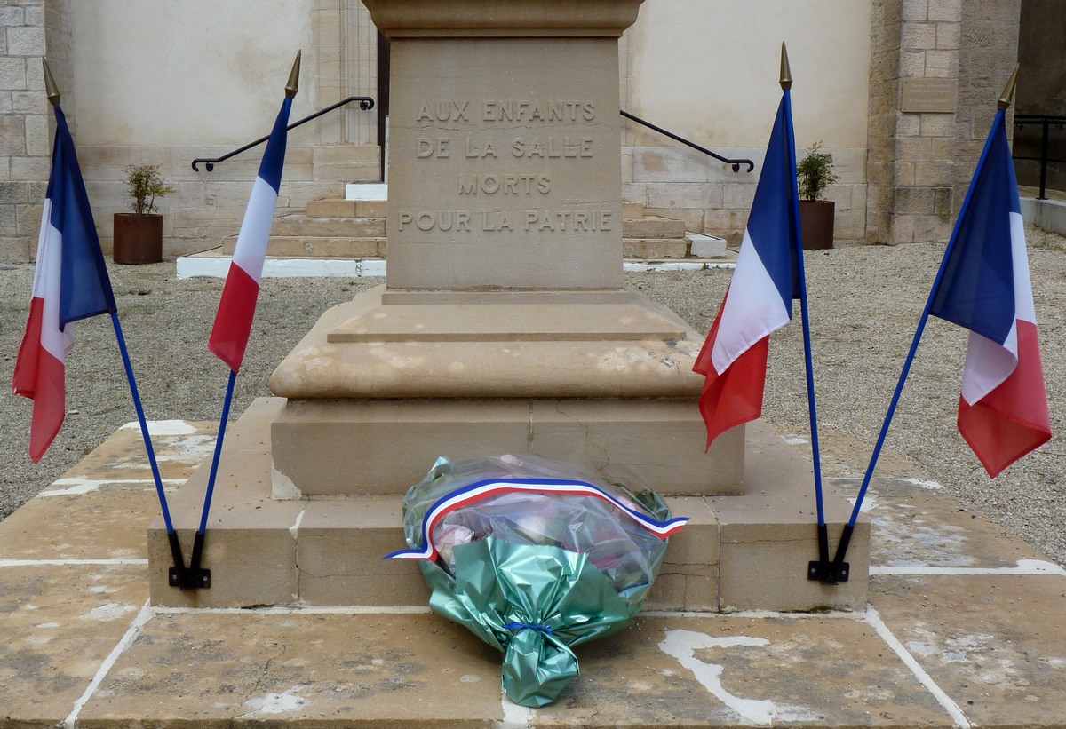 photo du monument aux morts de LA SALLE 71260