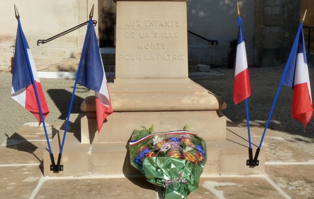 photo du monument aux morts avec la gerbe